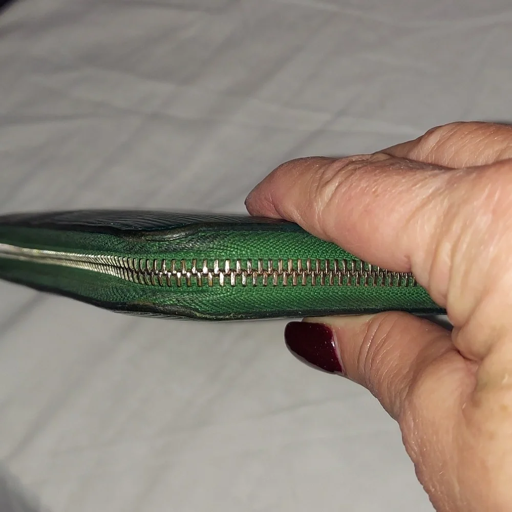 AUTHENTIC Louis Vuitton Zippy Wallet in Green Epi Leather - Picture 4 of 9